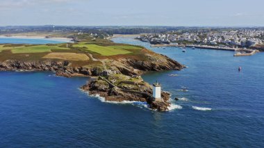 Deniz kıyısındaki bir adada deniz feneri