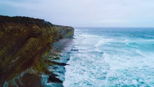 大海中美丽的悬崖 — 图库照片