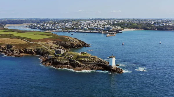 Deniz kıyısındaki bir adada deniz feneri