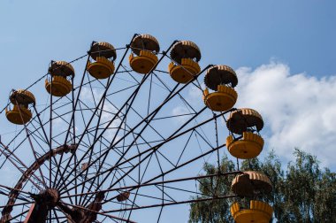 Pripyat şehrindeki bir eğlence parkında terk edilmiş radyoaktif cazibe. Çernobil sınırlama bölgesi