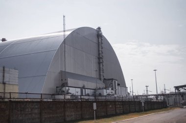 Atom reaktörü patlamasından sonra Çernobil Nükleer Santrali. Dördüncü nükleer reaktörün kulesi.