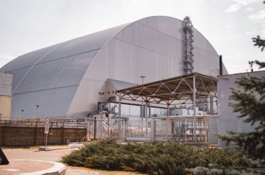Atom reaktörü patlamasından sonra Çernobil Nükleer Santrali. Dördüncü nükleer reaktörün kulesi.