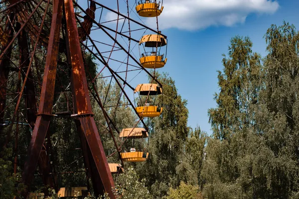 Abandonné Attraction Radioactive Métallique Dans Parc Attractions Dans Ville Pripyat — Photo