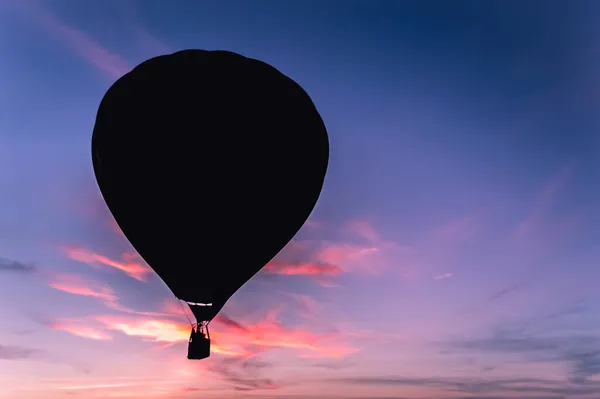 カラフルな夕日を背景に熱気球やエアロスタットの暗いシルエット 飛行のロマンス — ストック写真