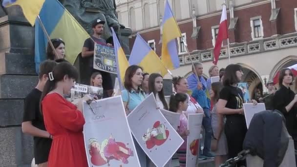 Krakow Plac Polski Flagami Narodowymi Ukrainy Polski Rzecz Pokoju Agresja — Wideo stockowe
