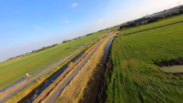 Nach einer Fahrt mit einem PKW durch die Landschaft fpv-Drohnenaufnahme. — Stockvideo