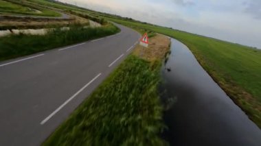 Yazın güzel şoför yolunda kırsalda virajlı bir yolda uçuyorum..