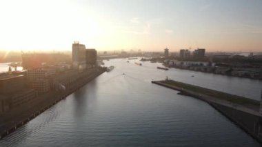 Amsterdam şehir merkezi Ijburg 'un ufuk çizgisinin hava görüntüleri. Feribot ve merkez istasyon..