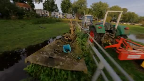 Tractor abandonado en un campo de césped de granja video de vuelo aéreo fpv. Los Países Bajos. Holanda. — Vídeos de Stock