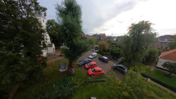 Imágenes aéreas fpv de Schellingwoude un pequeño pueblo de la iglesia en un suburbio rural cerca de Amsterdam, Países Bajos. — Vídeo de stock