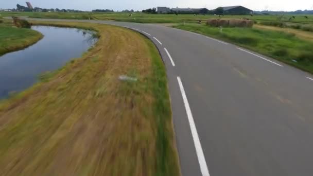 Летающий над извилистой дорогой в сельской местности летом красивый водитель дороги. — стоковое видео
