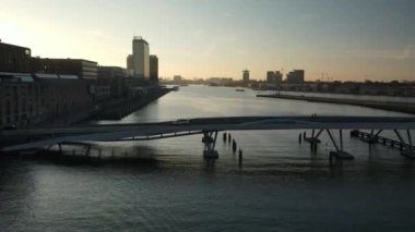 Amsterdam, 9 Ekim 2021, Hollanda. Amsterdam şehir merkezi Ijburg 'un ufuk çizgisinin hava görüntüleri. Feribot ve merkez istasyon..