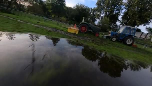 Elhagyott traktor egy mezőgazdasági területen fű mező fpv légi repülés videó. Hollandiában. Egyesült Királyság. — Stock videók
