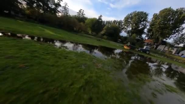 農地の芝生のフィールドfpv空中飛行ビデオで放棄されたトラクター。オランダ人。オランダ. — ストック動画