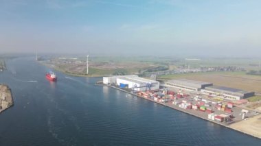 Westzaan, 9 Ekim 2021, Hollanda. Konteynır yanaşma ve lojistik tesisi Noordzeekanaal boyunca hava aracı görüntüsü. Zaandam ve Amsterdam yakınlarında..