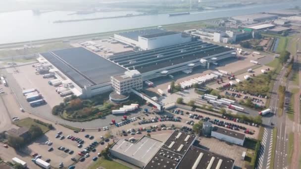 Zaandam, 9 oktober 2021, Nederland. Albert Heijn distributiecentrum hyperlapse timelapse luchtfoto van vrachtwagens laden en lossen op een zonnige dag. — Stockvideo