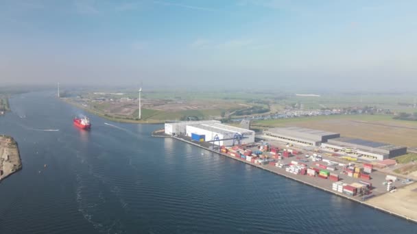Westzaan, 9 Ekim 2021, Hollanda. Konteynır yanaşma ve lojistik tesisi Noordzeekanaal boyunca hava aracı görüntüsü. Zaandam ve Amsterdam yakınlarında.. — Stok video