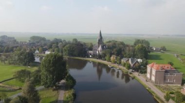 Amstelveen Oudekerk ad Amstel 'in hava manzarası tipik Hollanda manzarası ve Amstel nehri kıyısındaki tarihi köy.