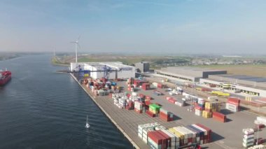 Westzaan, 9 Ekim 2021, Hollanda. Konteynır yanaşma ve lojistik tesisi.