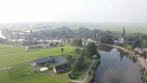 Amstelveen Oudekerk ad Amstel 'in hava manzarası tipik Hollanda manzarası ve Hollanda' daki Amstel nehri boyunca yer alan tarihi köy.. — Stok video