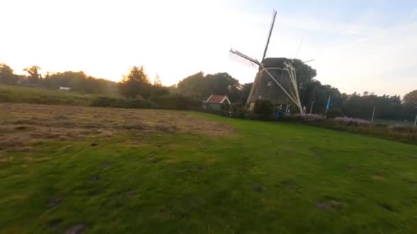 Vista aérea do drone de FPV do Riekermolen perto do Amstelpark ao longo do rio Amstel perto da estátua de Rembrandt perto de Amsterdã — Vídeo de Stock