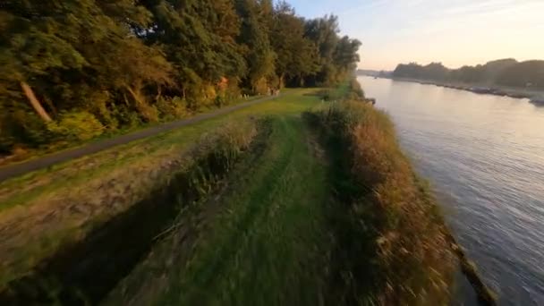 Amsterdamse boyunca uzanan Amstel nehri Fpv hava aracı alçaktan uçuyor, Hollanda — Stok video