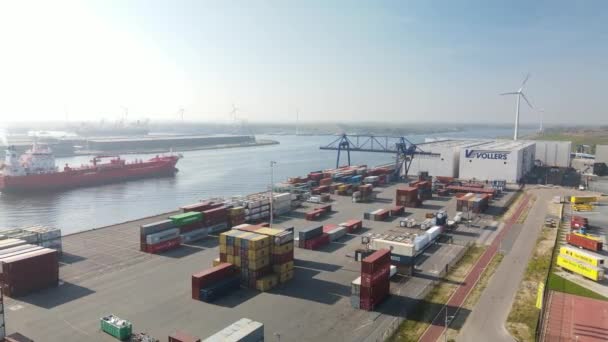 Westzaan, 9 października 2021, Holandia. Obiekt dokowania i logistyki kontenerów Widok drona lotniczego wzdłuż Noordzeekanaal. w pobliżu Zaandam i Amsterdamu. — Wideo stockowe
