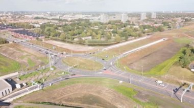 GaasperdammerTüneli 'ni, A9 Otoyolu' nu ve Holendrecht 'i Gaasperpark' ın yanındaki kavşağa bağlayan kavşak.