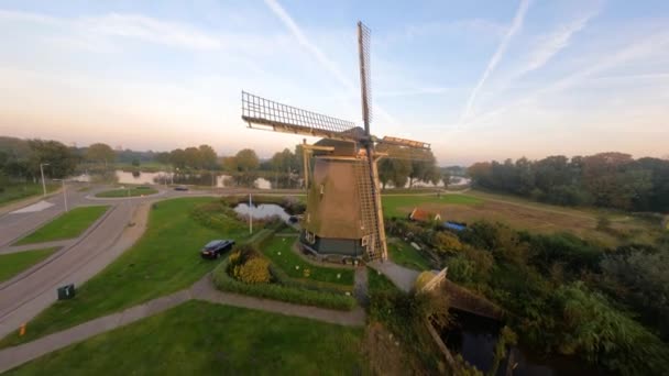 FPV-Drohnenaufnahme des Riekermolen in der Nähe des Amstelparks entlang der Amstel in der Nähe der Rembrandt-Statue bei Amsterdam — Stockvideo