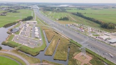 Muiden, 17 Ekim 2021, Hollanda. A1 otoyolu ve iki benzin istasyonu. Otoyol kenarındaki trafik ve kamyon durağı insansız hava aracı hipersürat.