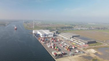 Westzaan, 9 Ekim 2021, Hollanda. Konteynır yanaşma ve lojistik tesisi Noordzeekanaal boyunca hava aracı görüntüsü. Zaandam ve Amsterdam yakınlarında..