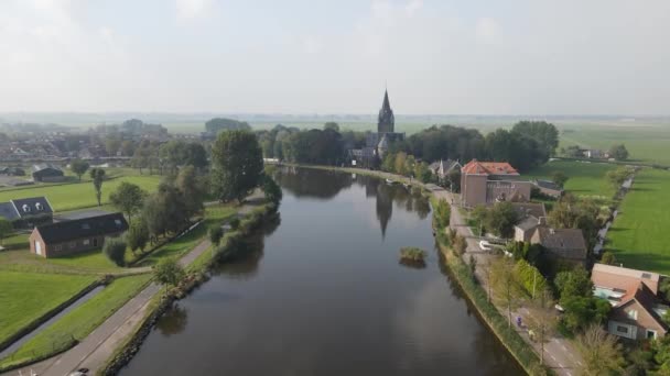 Luftaufnahme von Amstelveen Oudekerk ad Amstel typische holländische Landschaft und historisches Dorf entlang der Amstel in den Niederlanden. — Stockvideo
