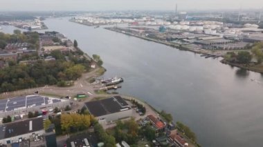 Amsterdam 'dan Westpoort, Hemweg' deki Zaandam 'a giden bir feribotun hava hızında düşüşü. Arabalar arabaları ve diğer trafiği su yolundan geçirir. Noordzeekanaal