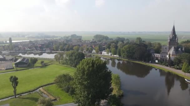Luftfoto af Amstelveen Oudekerk ad Amstel typisk hollandsk landskab og historisk landsby langs Amstel floden i Holland. – Stock-video