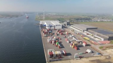 Westzaan, 9 Ekim 2021, Hollanda. Konteynır yanaşma ve lojistik tesisi Noordzeekanaal boyunca hava aracı görüntüsü. Zaandam ve Amsterdam yakınlarında..