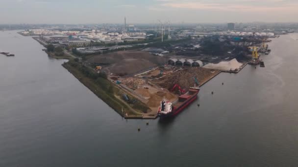 Amsterdam Westpoort, Hiperlapse lotnicze dźwigu załadunku statku przemysłowego obciążenia ziemi i surowców na Hemweg w Holandii. — Wideo stockowe