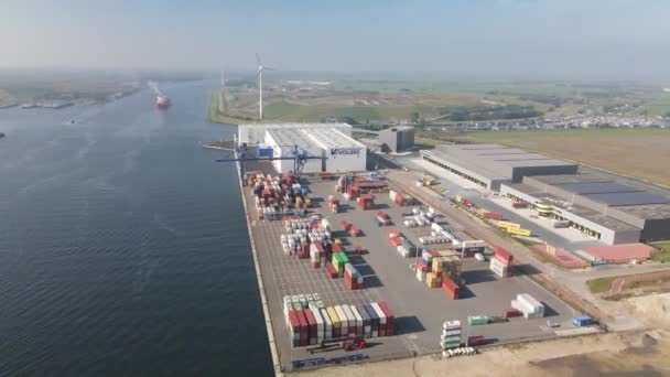 Westzaan, 9 octobre 2021, Pays-Bas. Installation d'amarrage et de logistique de conteneurs Vue aérienne par drone le long du Noordzeekanaal. près de Zaandam et Amsterdam. — Video