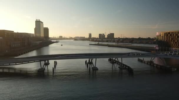 Flygbilder av skyline i Amsterdams centrum Ijburg färjorna och centralstationen. — Stockvideo