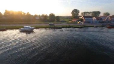 Amsterdamse boyunca uzanan Amstel nehri Fpv hava aracı alçaktan uçuyor, Hollanda
