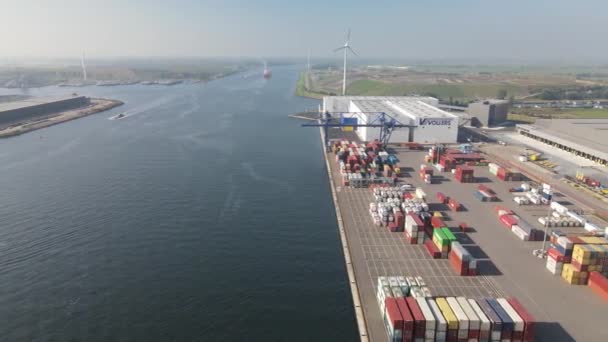 Westzaan, 9 oktober 2021, Nederland. Container docking en logistieke faciliteit Luchtdrone zicht langs het Noordzeekanaal. nabij Zaandam en Amsterdam. — Stockvideo