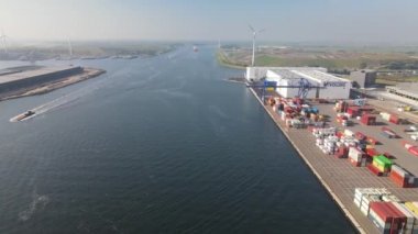 Westzaan, 9 Ekim 2021, Hollanda. Konteynır yanaşma ve lojistik tesisi Noordzeekanaal boyunca hava aracı görüntüsü. Zaandam ve Amsterdam yakınlarında..