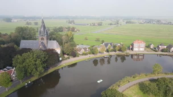 Vista aérea de Amstelveen Oudekerk ad Amstel típico paisaje holandés y pueblo histórico a lo largo del río Amstel en los Países Bajos. — Vídeo de stock