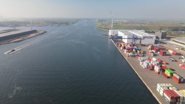 Westzaan, 9 oktober 2021, Nederland. Container docking en logistieke faciliteit Luchtdrone zicht langs het Noordzeekanaal. nabij Zaandam en Amsterdam. — Stockvideo