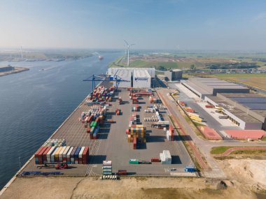 Westzaan, 9 Ekim 2021, Hollanda. Konteynır yanaşma ve lojistik tesisi Noordzeekanaal boyunca hava aracı görüntüsü. Zaandam ve Amsterdam yakınlarında..