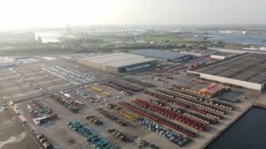 Platformdaki bir limanda makine kazıcısı ve diğer ağır endüstriyel ekipmanlar. Hava aracı görüş alanında uçuyor..