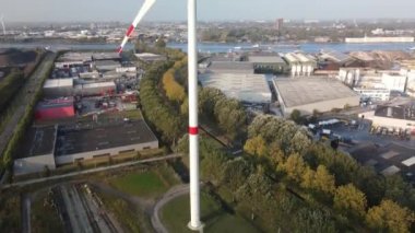 Hemweg batı poort Amsterdam 'ın havadan görünüşü, liman, yel değirmenleri ve sanayi binaları. Celan sürdürülebilir enerji hasadı.