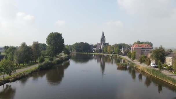 Pemandangan udara Amstelveen Oudekerk ad Amstel pemandangan Belanda dan desa bersejarah di sepanjang sungai Amstel di Belanda. — Stok Video