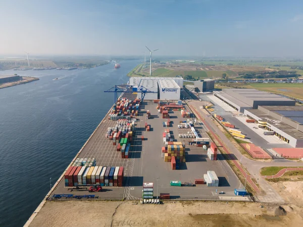 Westzaan, 9 de outubro de 2021, Países Baixos. Container docking and logistics facility Vista aérea de drones ao longo do Noordzeekanaal. próximo Zaandam e Amsterdã. — Fotografia de Stock