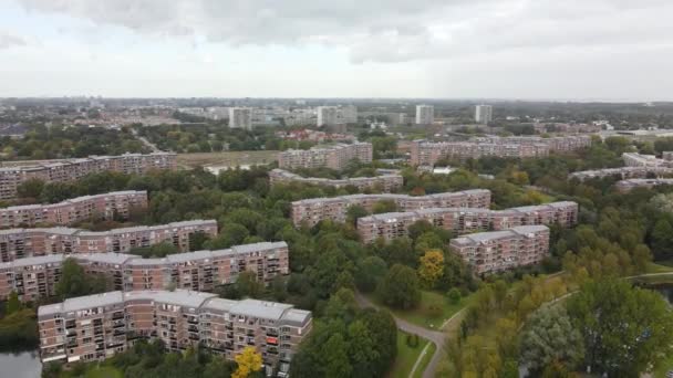 Appartamenti residenziali Gaasperdam ad Amsterdam Zuidoost, Paesi Bassi. Veduta aerea del drone. Alloggi monolocali. — Video Stock