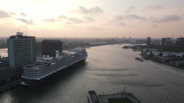 Amsterdam, 19. Oktober 2021, Kreuzfahrtschiff legt am Amsterdam Passenger Terminal an. Amsterdams Innenstadt — Stockvideo